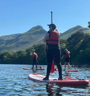 一群人在湖上划桨