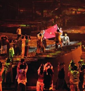 一群人站在楼梯上放风筝