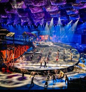 一群人围着舞台走动