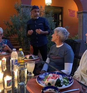 一群人围坐在桌旁