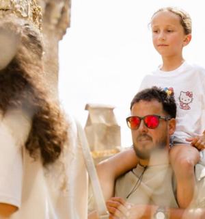 一个男人,一个小男孩坐在他男人的肩膀上