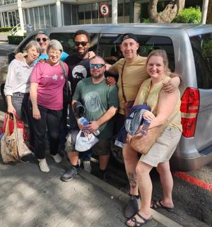 一群人站在一辆车前