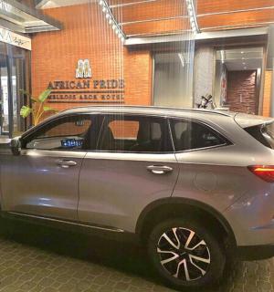 一辆银色汽车停在一栋建筑物前