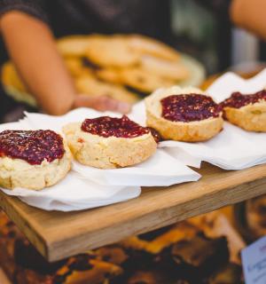 一堆糕点放在木托盘上