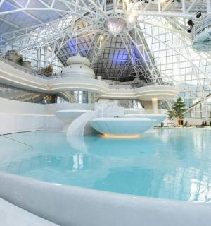 带有水滑梯的建筑物内的游泳池