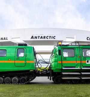 两辆绿色卡车停在停车场