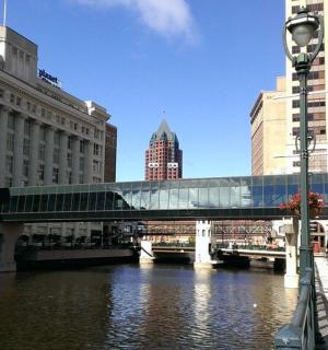 一座横跨河流的桥梁,位于一座有建筑物的城市中