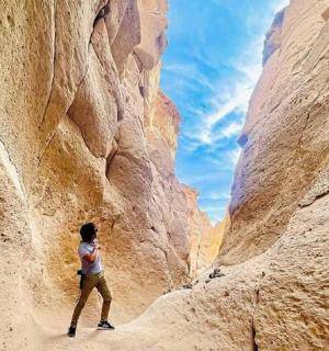 一个人穿过狭缝峡谷