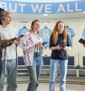 一群人站在健身房里看着手机