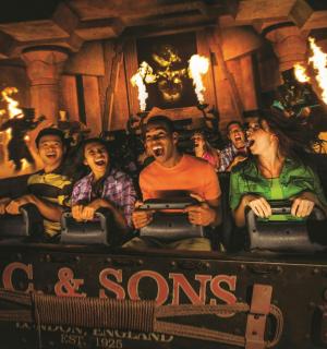 一群坐在火车上的人