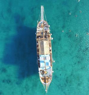 水中船只的鸟瞰图