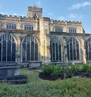 田野里一栋有大窗户的老建筑