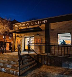 一座带有楼梯的建筑,通往幻觉博物馆