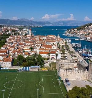 一座有足球场的城市的鸟瞰图