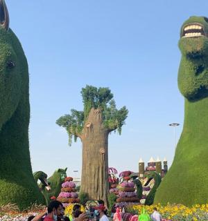 一群人站在巨大的草人像前