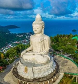 大海前的一座大型雕像