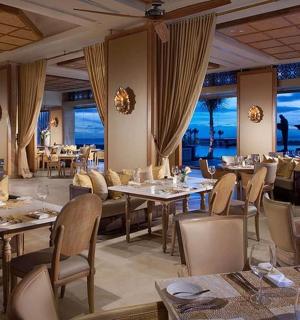 restaurace se stoly a židlemi a velkým oknem