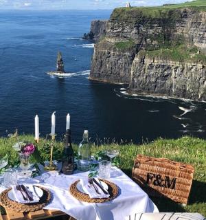 一张可以看到大海和悬崖的桌子