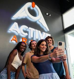 en gruppe mennesker, der står foran et skilt