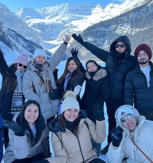 一群人在雪中摆姿势拍照