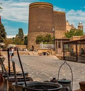 有喷泉和建筑物的街道