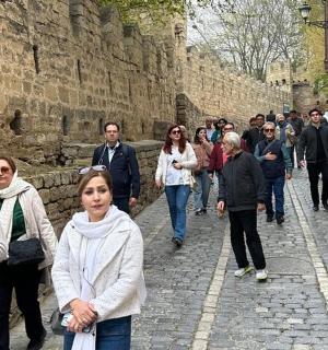 一群人在街上行走