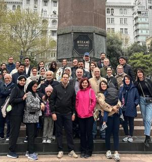 一群人在钟楼前合影