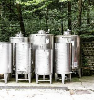 一名男子站在一排圆柱体旁边