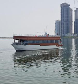 loď na vodě s městem v pozadí