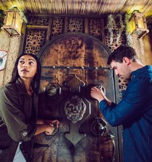 un home i una dona drets davant d'una màquina