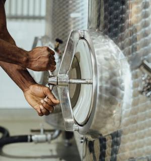 一名男子正在浴室里上厕所