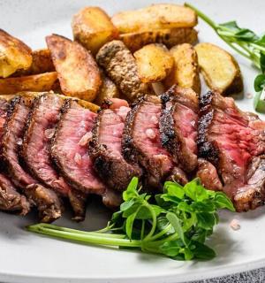 一盘有肉、土豆和蔬菜的食物