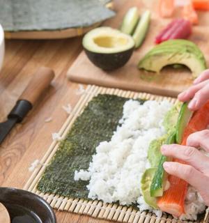 用米饭和蔬菜做三明治的人