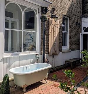 une baignoire placée à l'extérieur d'une maison