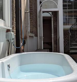 une baignoire placée à l'extérieur d'une maison