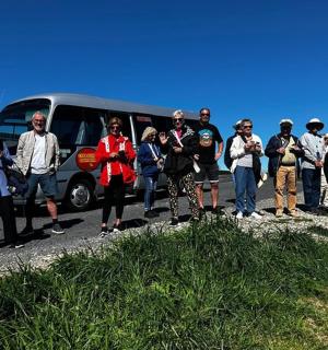 skupina lidí stojících před autobusem