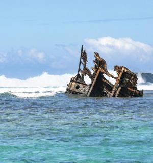 停泊在海里的船