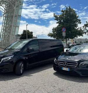 két autó parkolt egy busz melletti parkolóban