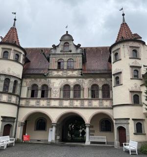 一座有两座塔楼的大楼