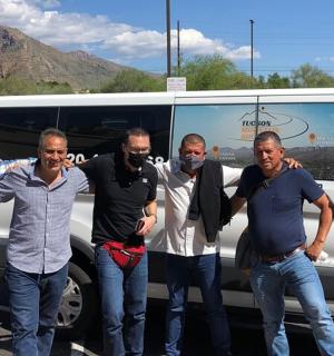 一群男子站在一辆货车前