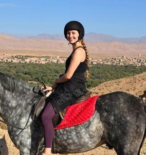 沙漠中骑马的女人