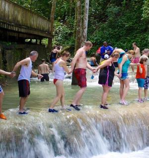 一群人站在瀑布顶上