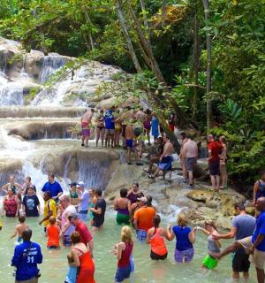 瀑布水中的一群人
