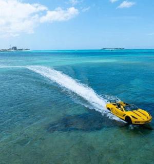 海洋中的一艘黄色小船