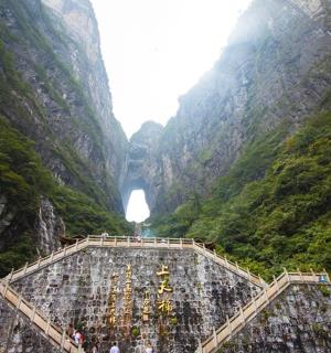 pohled na vodopád v kaňonu