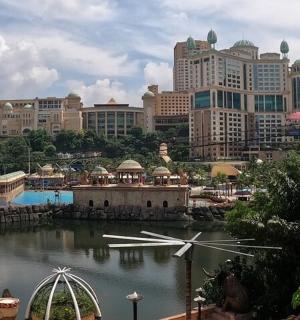 水中时钟的城市景观