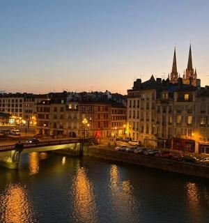 město s mostem přes řeku a budovami