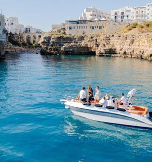 一群人在水中的船上