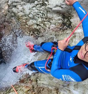 muž slaňuje vodopád