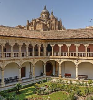 一座前面有花园的大楼